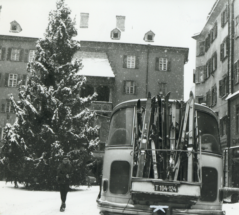Skifahren in den Weihnachtsferien stand schon 1968 am Programm., © Stadtarchiv Innsbruck