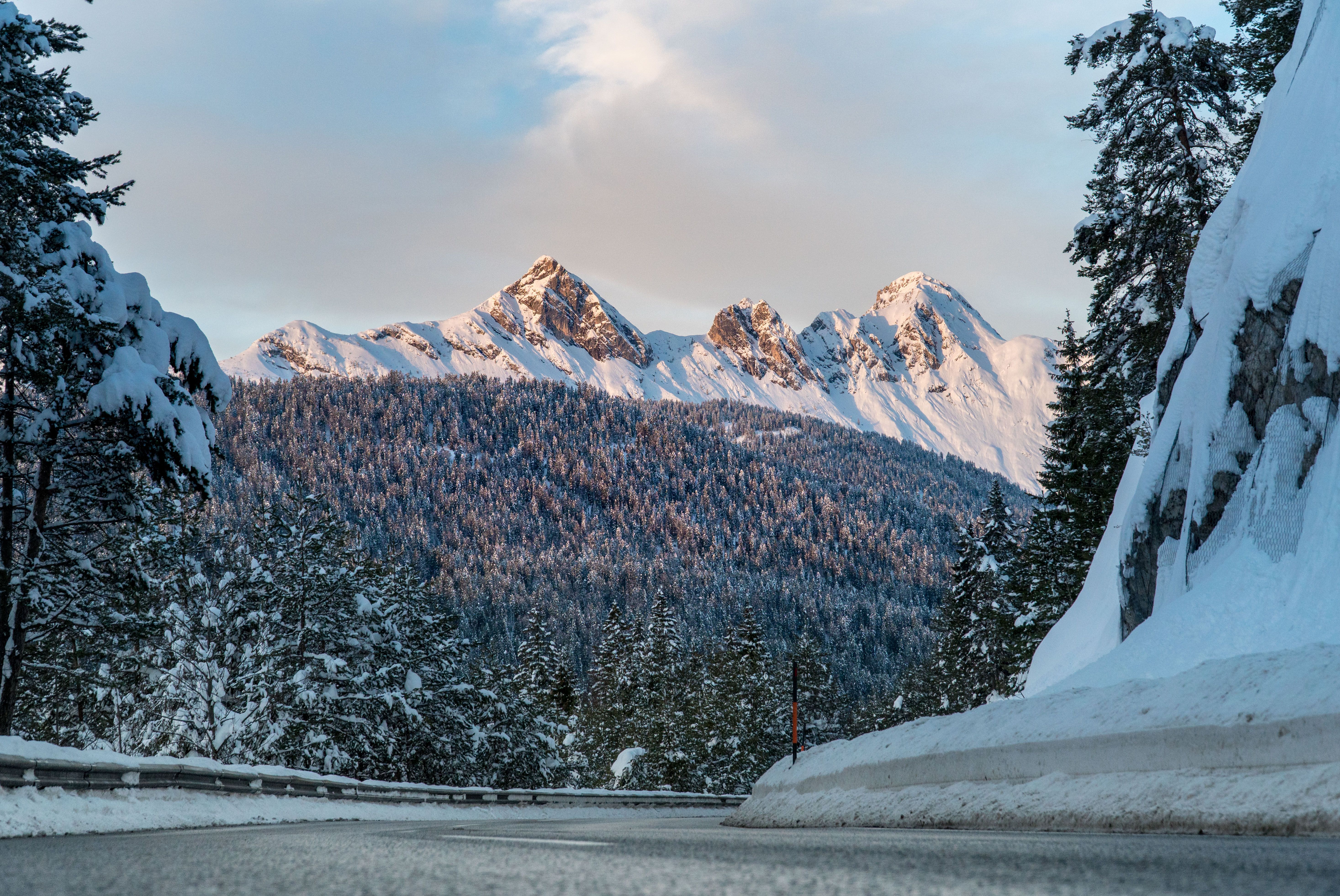Winterliche Landstraße bei Seefeld mit Arnspitzgruppe
