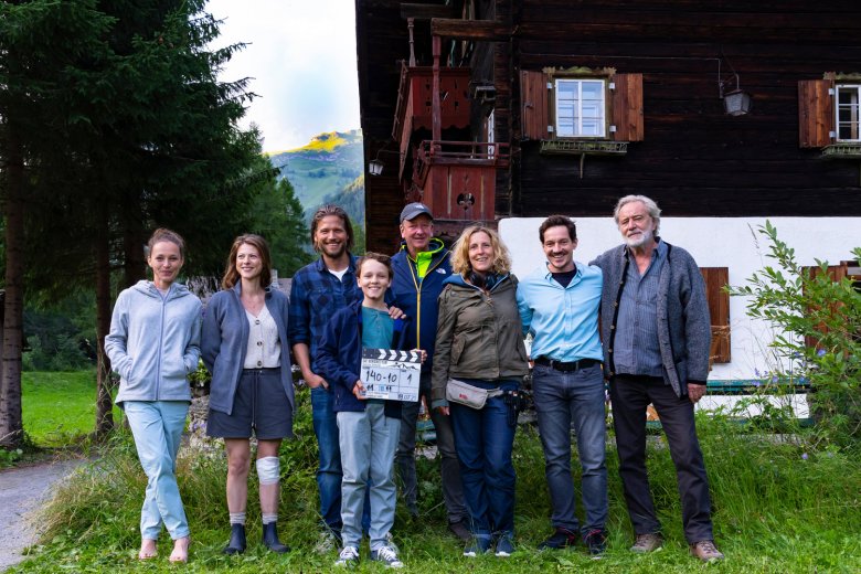 Die Filmcrew vor dem Lindner Hof, der eigentlich Unterwirt hei&szlig;t., © ZDF - Thomas Neumeier