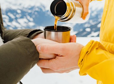             An kalten Tagen ist Tee Gold wert. Wohltuend wärmt er nicht nur von innen, sondern auch die Fingerspitzen., © Tirol Werbung - Haindl Ramon
