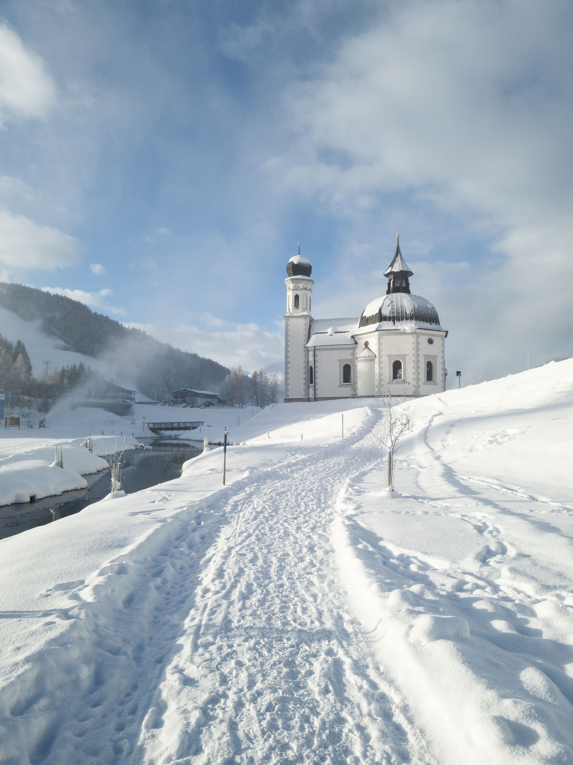 verschneite Kapelle Seekirch bei Seefeld