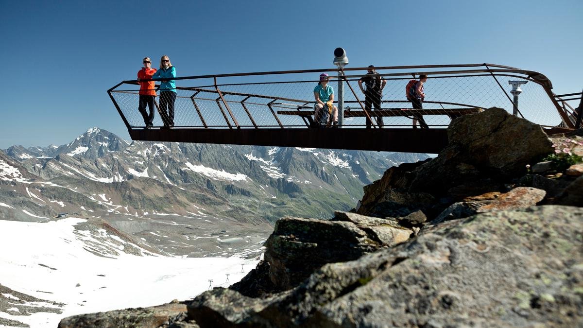 Wer vom Skifahren oder Wandern schon ordentlich aufgewärmt ist, den schrecken auch 232 Stufen nicht ab. Die Belohnung heißt „Top of Tyrol“ und ist laut der Zeitschrift GEO eine der zehn schönsten Aussichtspunkte der Welt., © Mirja Geh