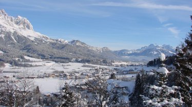 Ausblick ins Dorf im Winter