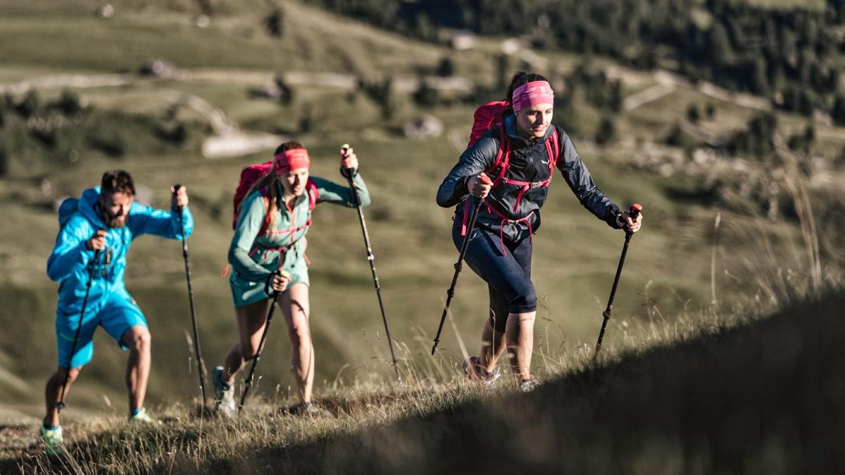 Im ersten Speed-Hiking Park Österreichs bestimmt der sportlich motivierte Wanderer selbst das Tempo. Auf unterschiedlichen Strecken kann man die neue Wanderdisziplin ausprobieren und etwas Gutes für die Kondition und Gesundheit tun., © ©Storyteller Labs Seceda, Salewa Faces