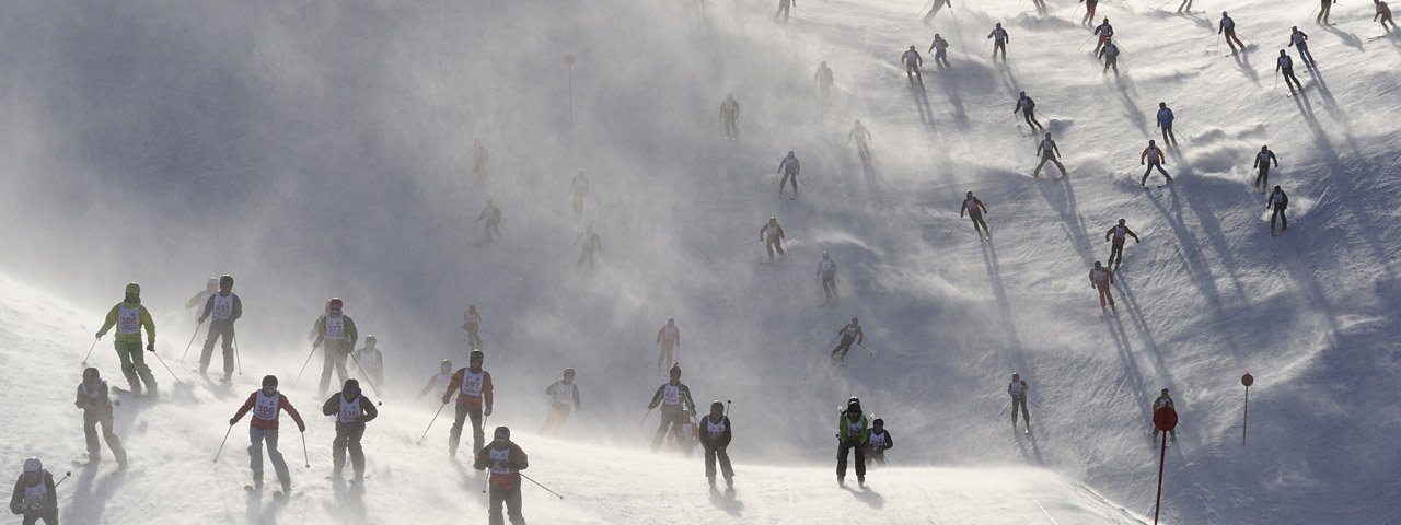 Die Teilnehmenden des "Weißen Rausch" kämpfen um die beste Position, © TVB St. Anton am Arlberg / Josef Mallaun