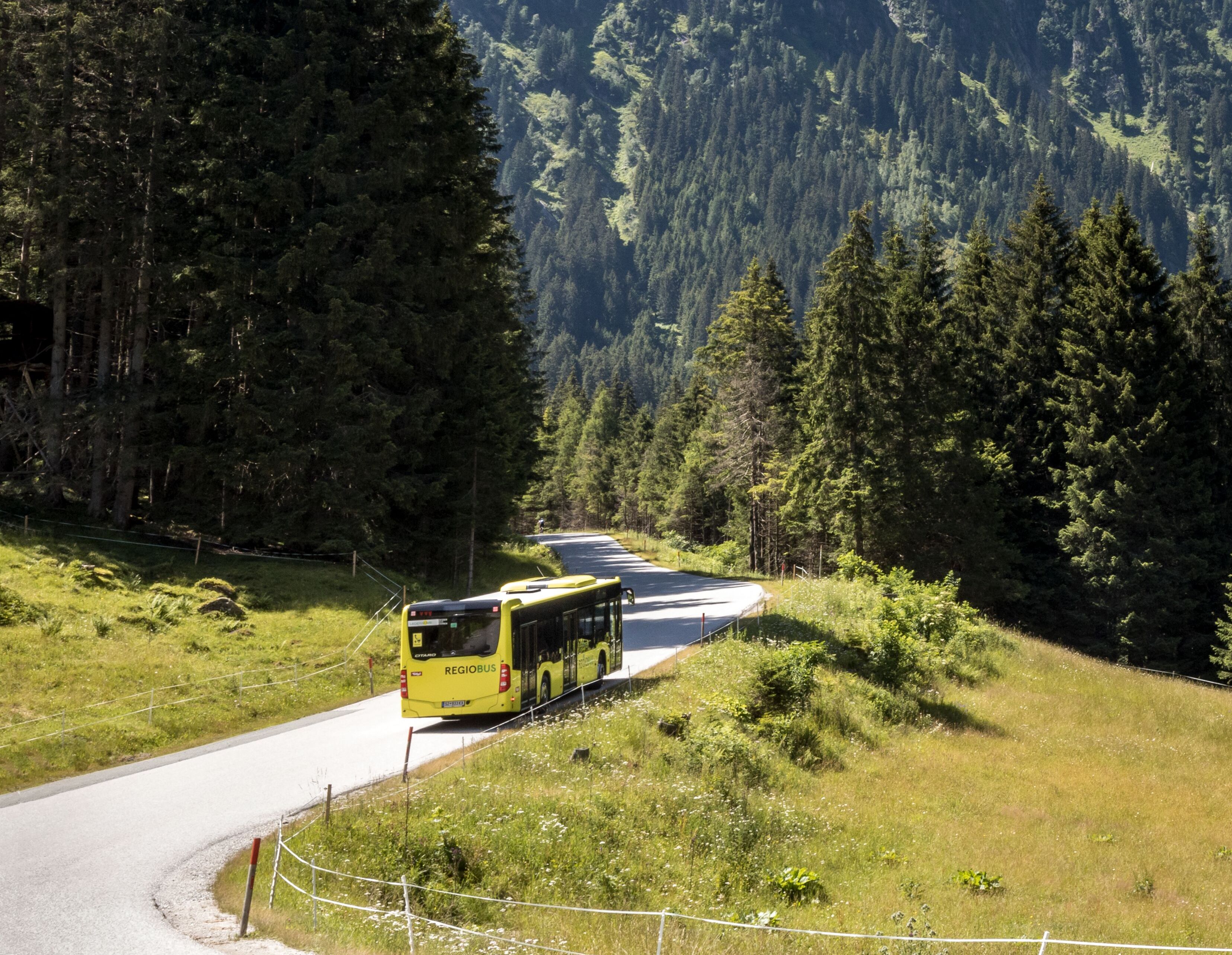 VVT Linienbus im Stubaital mit sommerlichen Stubaier Alpen