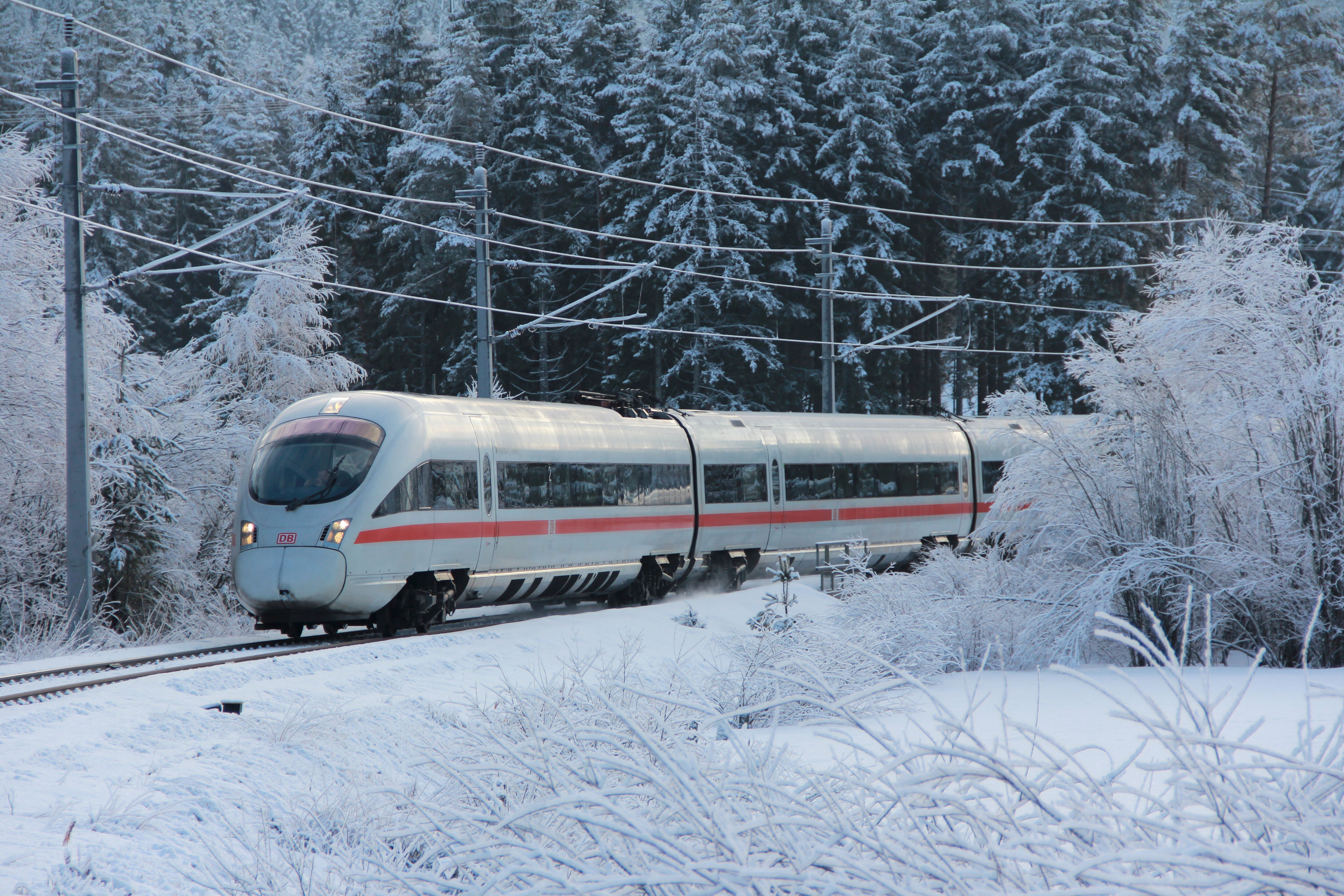 ICE Zug im Winter in Tirol