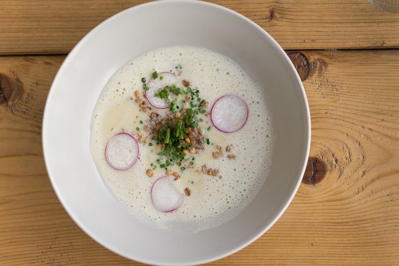 Graukäsesuppe lässt sich mit Radieschenscheiben und geriebenem Roggenbrot schön garnieren.