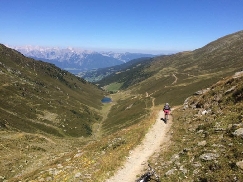 Coole Trail-Abfahrt vom Geiseljoch – Blick Richtung Inntal und Karwendel