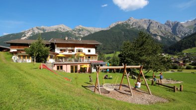 https://images.seekda.net/AT_UAB7-03-10-02/Pension-Ladestatthof-Haus-Kinder-Spielplatz.jpg