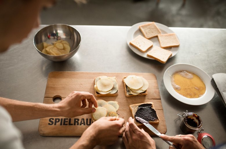 F&uuml;r Altbrot-Riegel braucht es altes Brot oder Toastbrot, Aufstrich, Apfelschnitten sowie Eier und Milch. Die Zubereitung ist ganz einfach.&nbsp;
