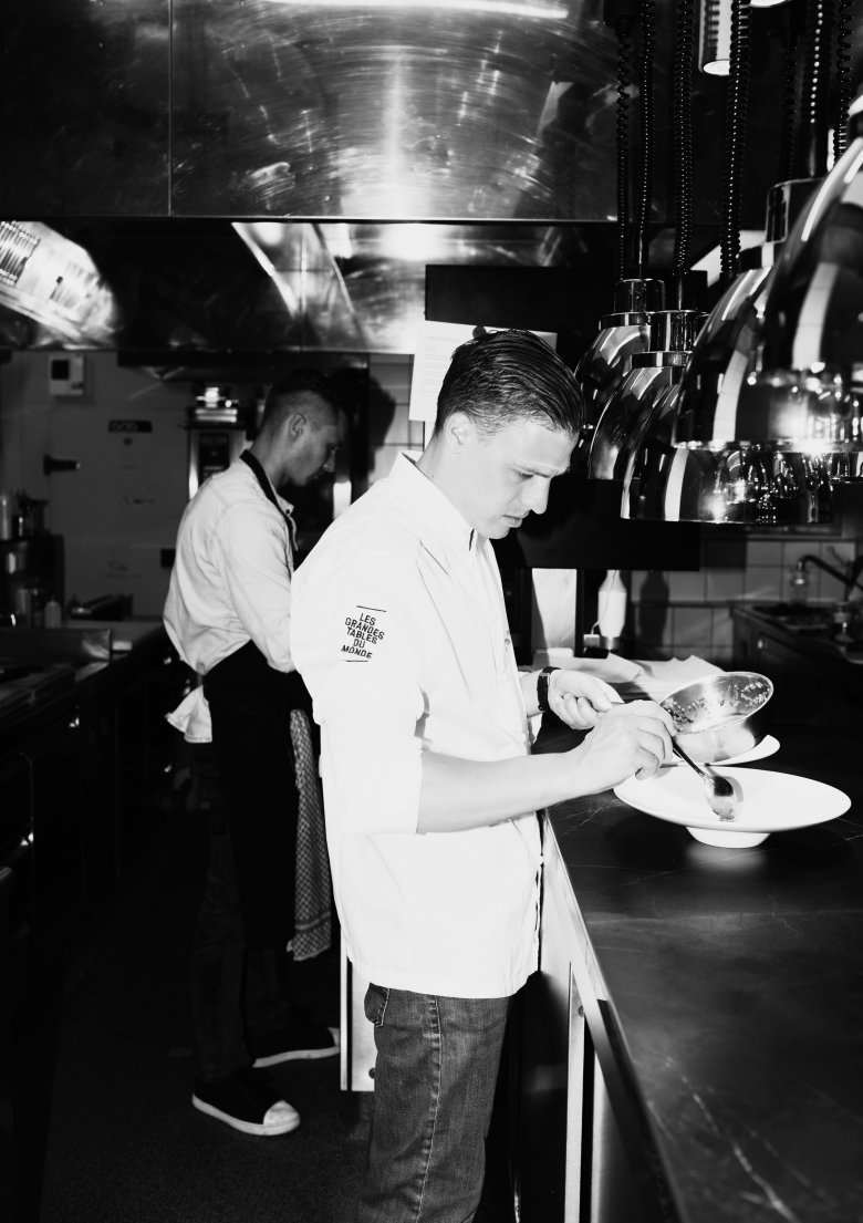 Der junge König in seinem Reich: Benjamin Parth ist offiziell der aktuell beste Koch Tirols. In seinem Restaurant Stüva präsentiert er eine puristische Spitzenküche, die sich weigert, in Schubladen wie „regional“ einsortiert zu werden.