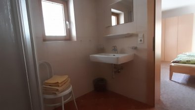 Dusche und WC im Zimmer 1