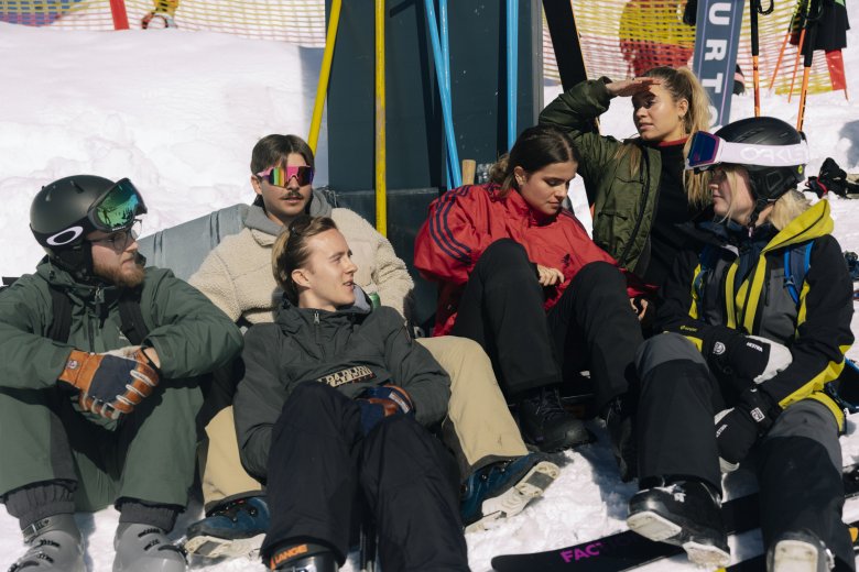 Wictor Granstr&ouml;m (mit bunter Brille) und Castanja Kilpatrick (2.v.r.) chillen mit ihren Ski-Bum-Freunden.