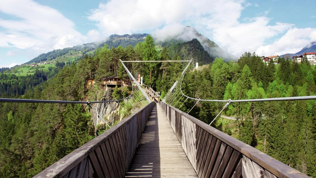 Mit ihren 94 Metern Höhe ist die nach dem Skirennläufer Benni Raich benannte Fußgängerhängebrücke über die Arzler Pitzeklamm die höchste ihrer Art in Europa. Ob für Wanderer oder mutige Bungee-Jumper – sie ist für jeden eine Attraktion., © TVB Pitztal