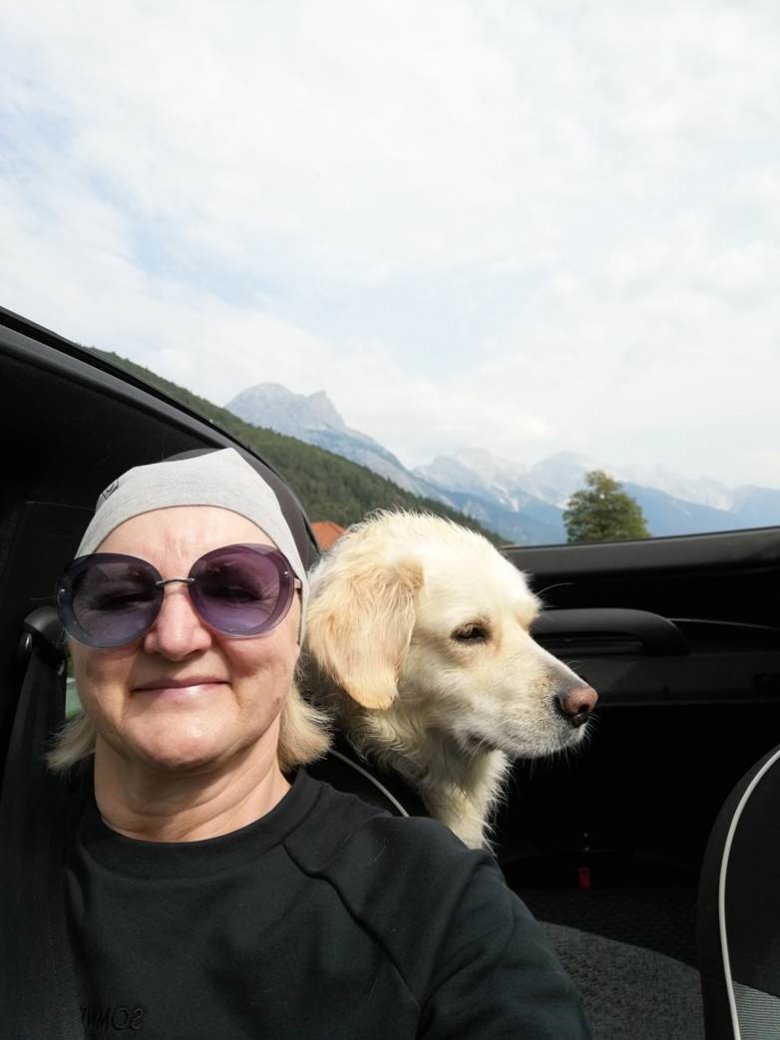 Choco wird &ouml;fters beim Cabriofahren mit ihrem Frauchen Tina an Kreuzungen fotografiert, weil sie so divenhaft schaut, wenn der Fahrtwind um ihre Schnauze bl&auml;st.