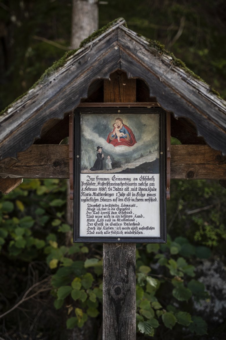 Osttirol: Oberhalb von Matrei in Richtung Klausen verstarb im Jahr 1880 die &bdquo;Auserschweinacherb&auml;uerin&ldquo; Elisabeth Pre&szlig;laber nach einem ungl&uuml;cklichen Sturz auf dem Eis. Sie wurde nur 24 Jahre alt.