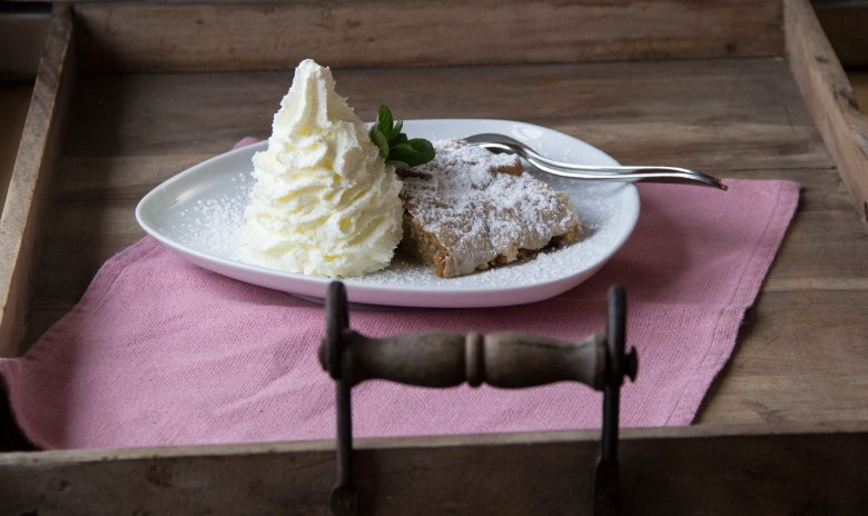             Apfelstrudel mit Schlag auf der Aldranser Alm., © Tirol Werbung, Hofmann Janine