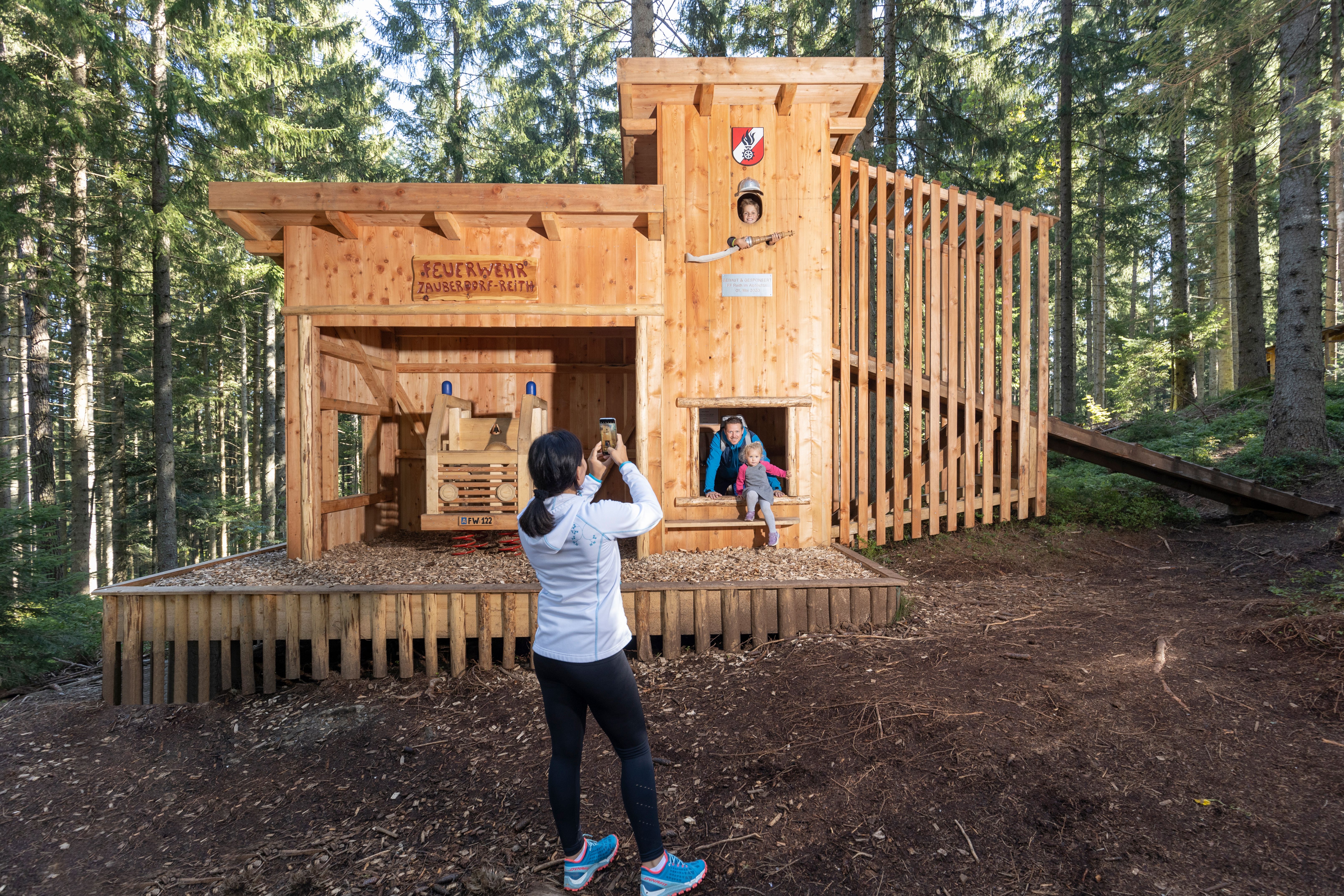 Juppis Zauberwald, Feuerwehrhaus aus Holz zum Spielen