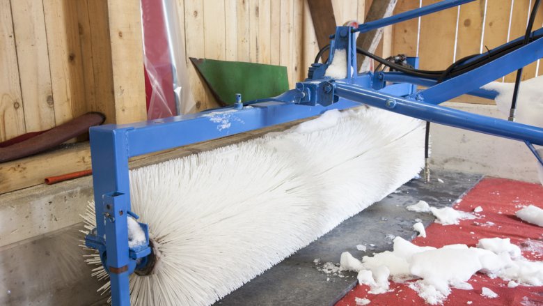 Aufpoliert: Diese Kunststoff-B&uuml;rste dient zum Gl&auml;tten der Naturbahn w&auml;hrend der L&auml;ufe bei Rennen.
