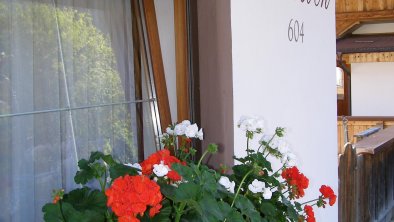 Moaeben Albpach Blumen vorm Haus