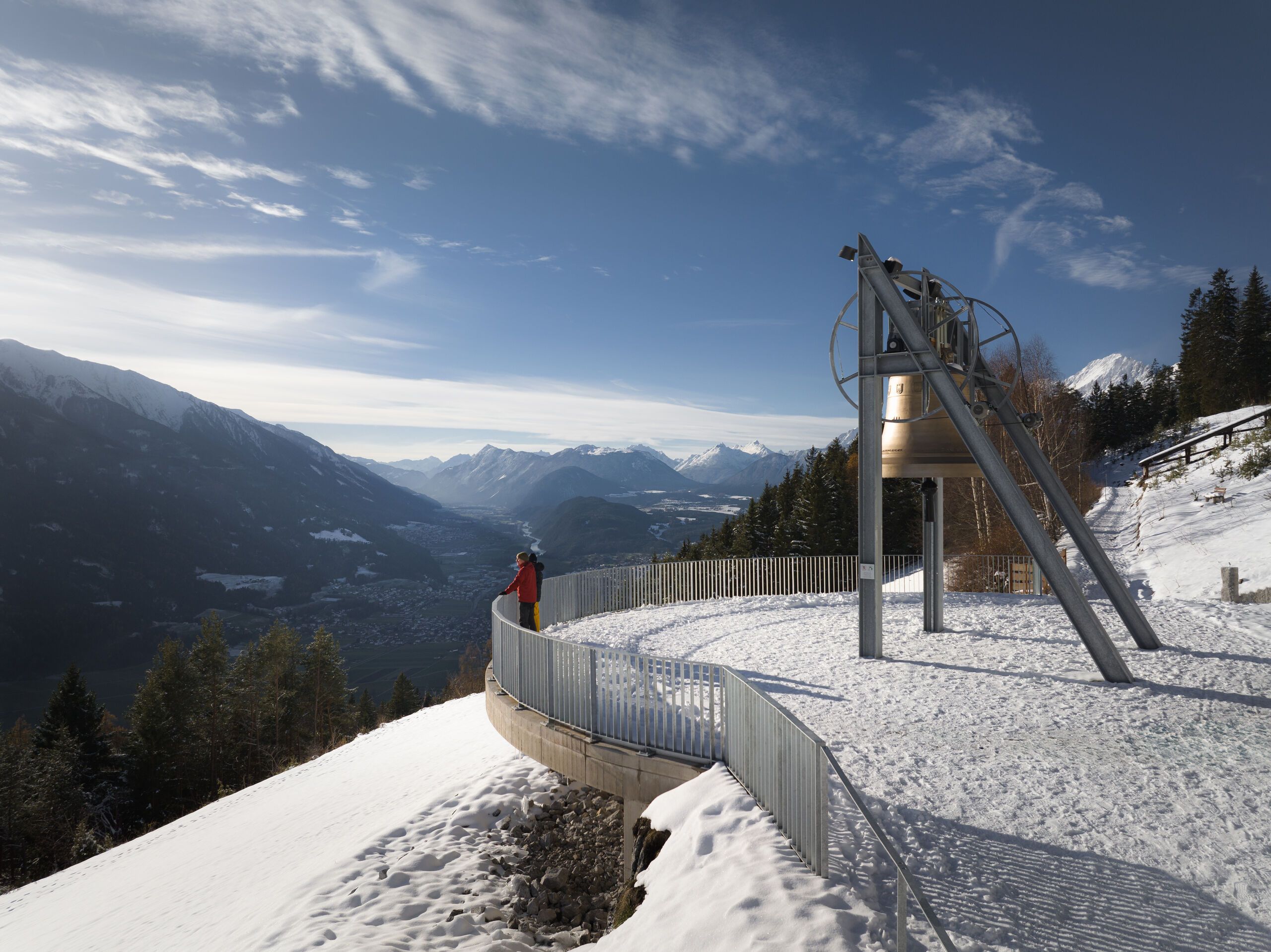 Winterwandern an der Friedensglocke bei Mösern, weite Aussicht über das verschneite Inntal
