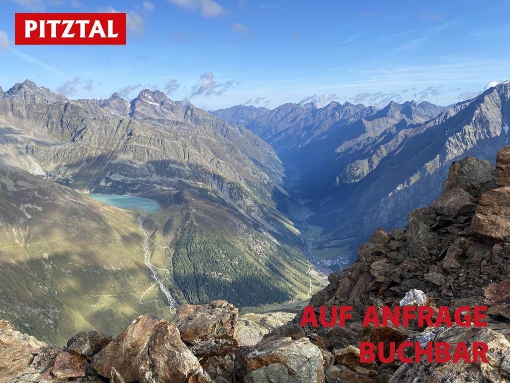 Eine beeindruckende Berglandschaft im Pitztal mit üppigen Tälern und majestätischen Gipfeln. Der Himmel ist klar und die Aussicht ist atemberaubend.