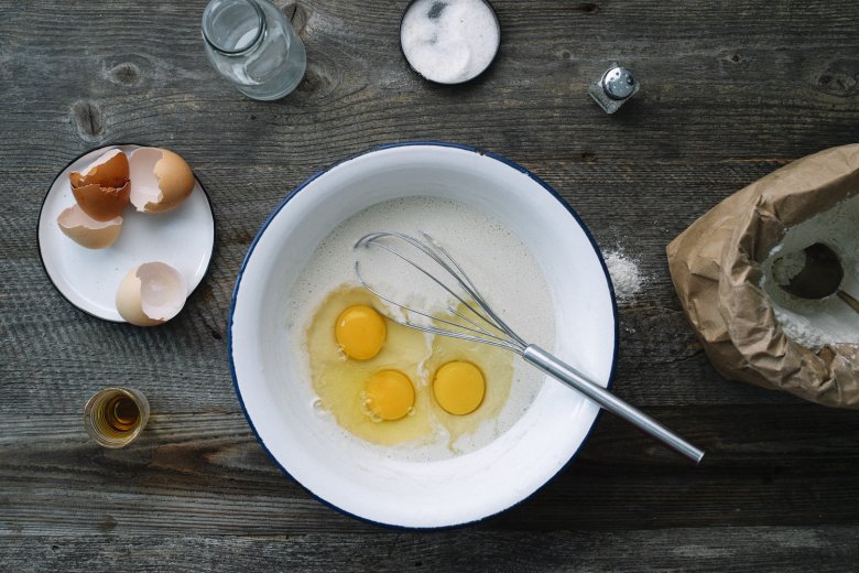 Mehl, Vanillezucker, Milch, eine Prise Salz und Eier zu einem glatten Teig vermengen.