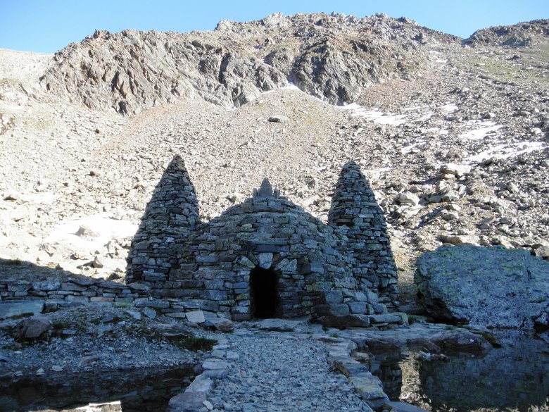             Der Apollontempel beim Hundstalsee, ein ungewöhnlicher Anblick in Tirol (Foto: Heinz Triendl)
          , © Heinz Triendl