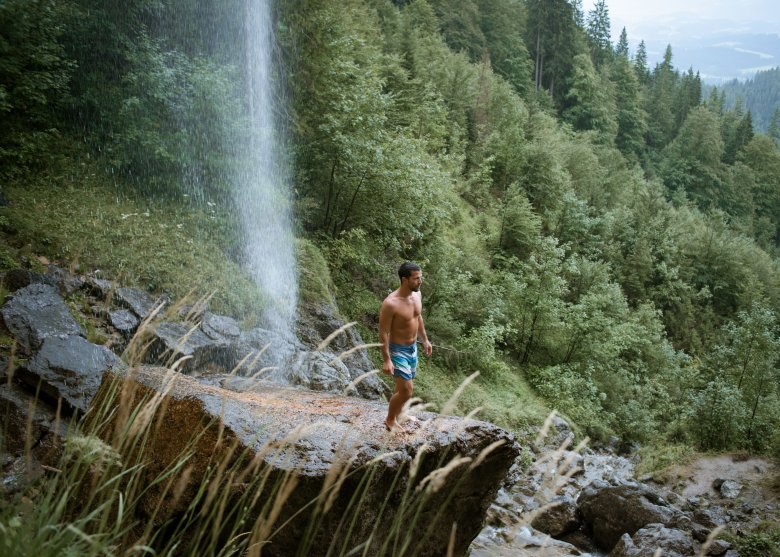 Im Sp&auml;tsommer muss es noch nicht zu kalt sein, um&nbsp;eine Dusche unter einem&nbsp;Wasserfall&nbsp;zu genie&szlig;en.
