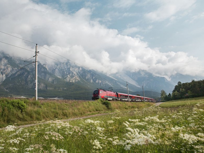 Viele Wanderungen  eignen sich ideal für eine Anreise mit Bahn und Bus.
, © Tirol Werbung, Regina Recht