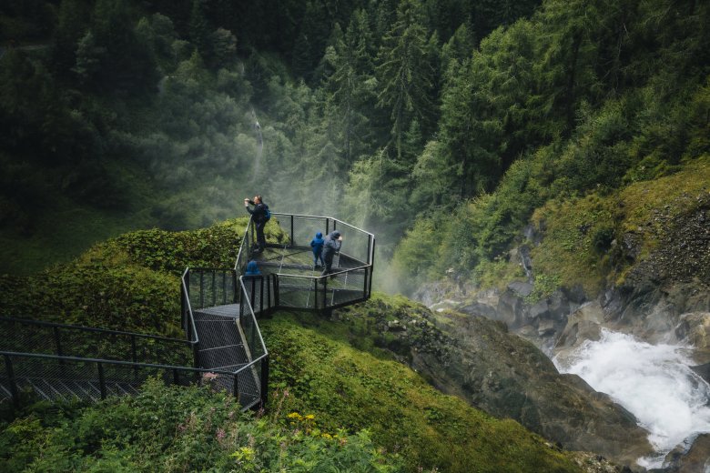 Der Fortschritt: Als Viktor Danzer den Stuibenfall fotografierte, gab es noch keine Stahltreppen, &uuml;ber die Touristen dem Wasserfall ganz sicher ganz nah kommen.