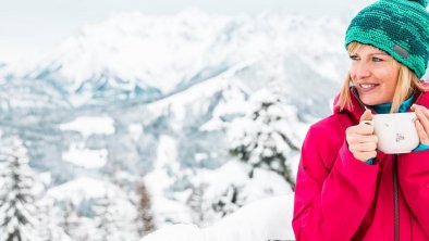 winter-kitzbueheler-alpen-gemuetlich-im-schnee-mit