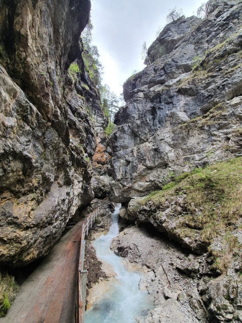                          Auf einer Länge von etwa 1,5 Kilometern gräbt sich der Schinderbach von der Blauen Grotte aus durch die Felsrücken der Imster Mittelgebirgsterrassen.

          
          , © Verena Eichinger