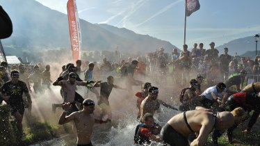 Auch eine Schlammgrube muss beim Spartan Race bezwungen werden., © Werner Krepper