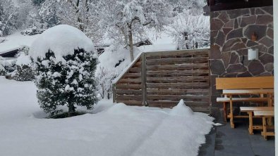winter achter met deel houten bank