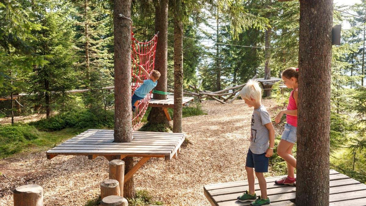 Eine Balance- und Geschicklichkeits-Herausforderung erwartet kleine und große Urlauber in Timoks Seilgarten in Fieberbrunn. Wer die 19 Wald-Stationen von „Flying Snowboard“ bis „Zitterbalken“ bezwingt, hat sich anschließend ein Eis verdient., © Tirol Werbung/Pupeter Robert