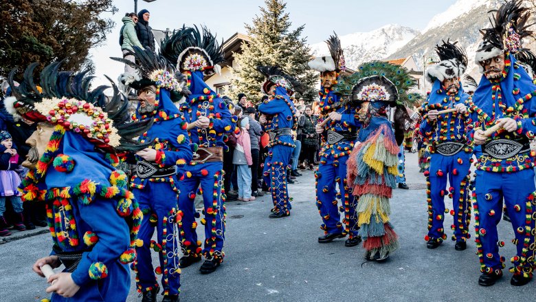 Ein Zaggeler wird wegen der bunten Bommeln (=Zaggelen) auf seinem Gewand so genannt. Hier sind sie beim Mullerumzug in Rum zu sehen.