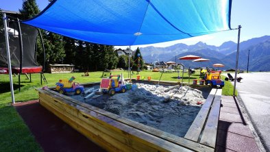 1000 m² Spielplatz direkt vorm Hotel