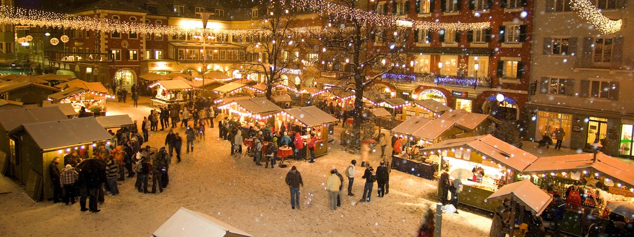 Lichterketten über dem Lienzer Hauptplatz sorgen in der Adventszeit für eine verträumte Stimmung, © Advent in Tirol