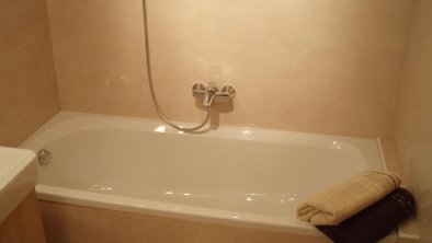 Badewanne sowie Dusche vorhanden