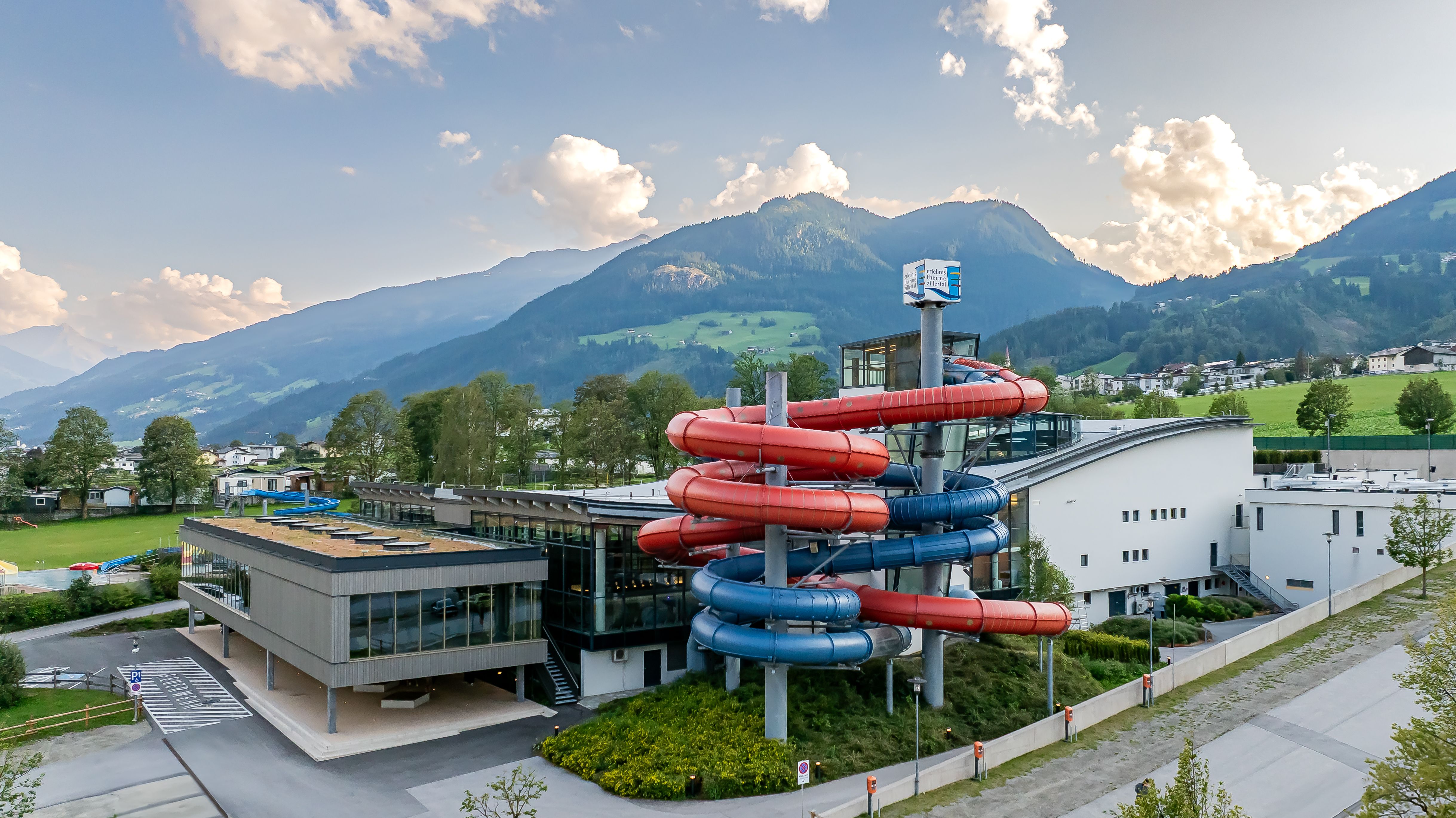Erlebnistherme Fügen mit Wasserrutsche von außen