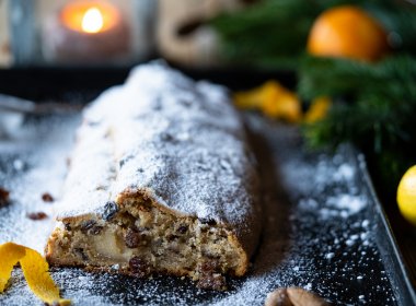 Den fertigen Stollen mit Butter bestreichen und mit Puderzucker bestreuen.