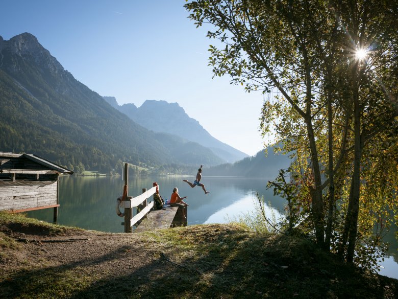 Ein letzter Sprung in den Hintersteinersee, bevor sich der Sommer zu&nbsp;Ende neigt.
