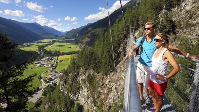 Längenfeld-Hängebrücke mit Familie, © Ötztal Tourismus