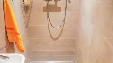 6/8 PERSON - SHOWER ROOM