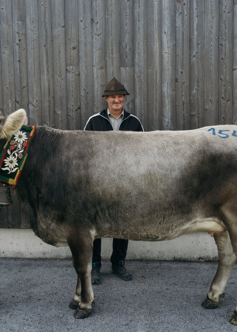 Vom Pitztal ins Navistal sind es 94&nbsp;Kilometer: Tamara und der neue stolze Besitzer einer 8,25-Punkte-Kuh.