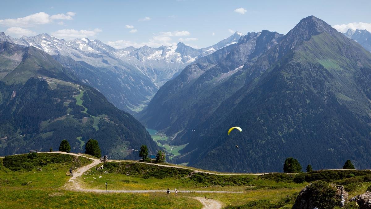 Der Penken ist unter Paraglidern berühmt für seine Thermik. Wer den Gleitschirm nicht selbst beherrscht, lässt sich im Tandem pilotieren., © Mayrhofner Bergbahnen