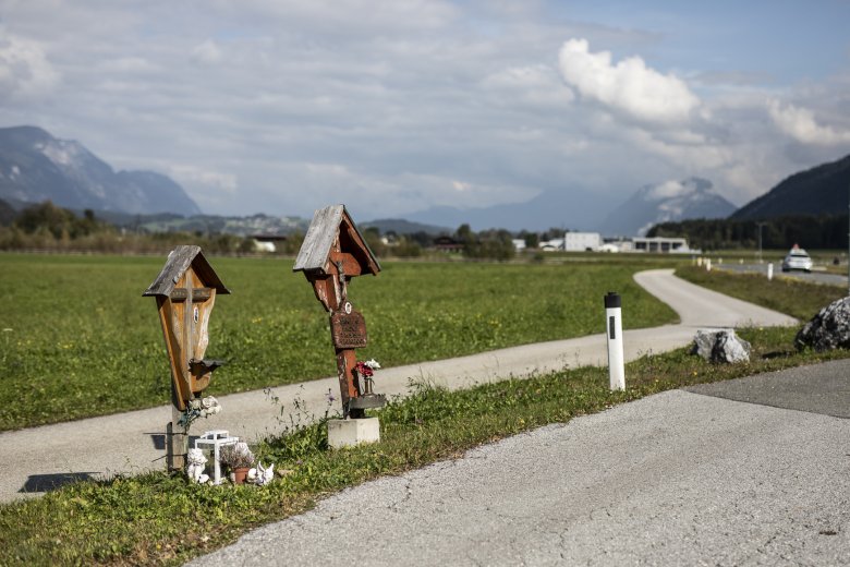 B171 bei Radfeld: Zwei Kreuze gedenken zweier Opfer von Verkehrsunf&auml;llen aus den Jahren 2001 und 2017. Statt Gem&auml;lden finden sich auf modernen Marterln oft Fotos &ndash; und in diesem Fall ein Goethe-Zitat.