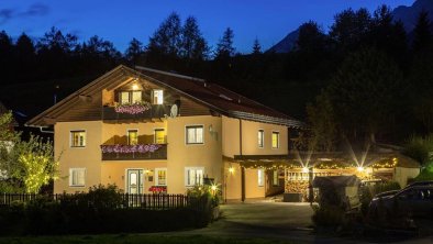 Haus Hahnenhof am Abend, © Christine und Jürgen Conrad